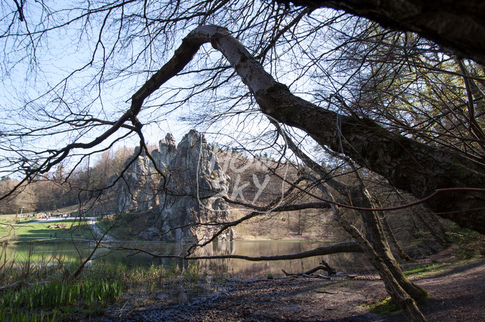 Externstein durch Bäume