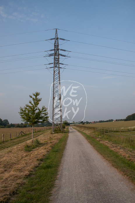Strommast auf freiem Feld