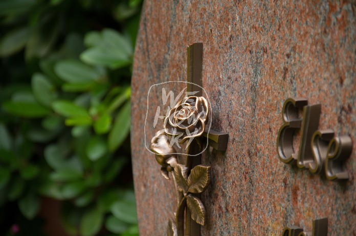 Kreuz mit Rose