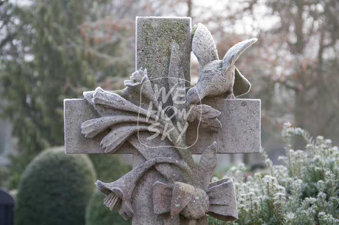 Grabkreuz mit Lilien