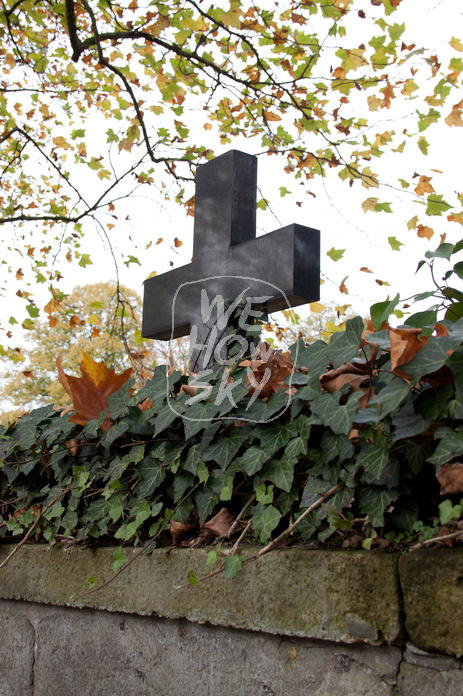 großes Steingrabkreuz
