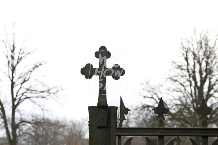 Metallkreuz Friedhofstor