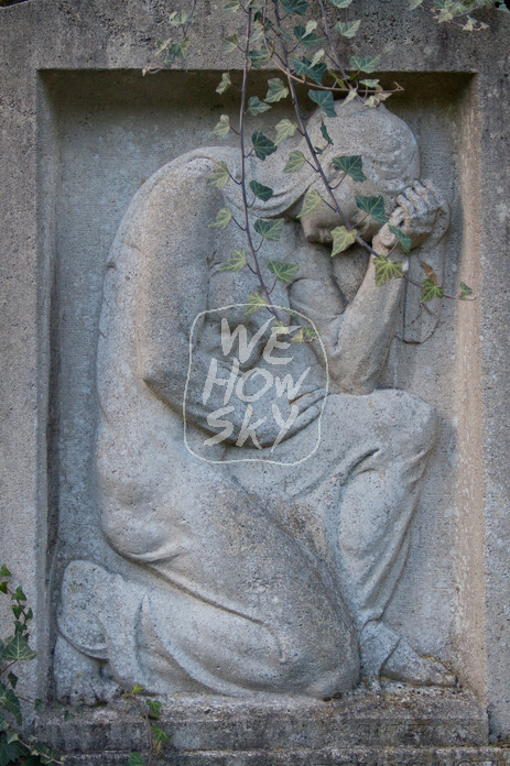 Relief einer Trauernden