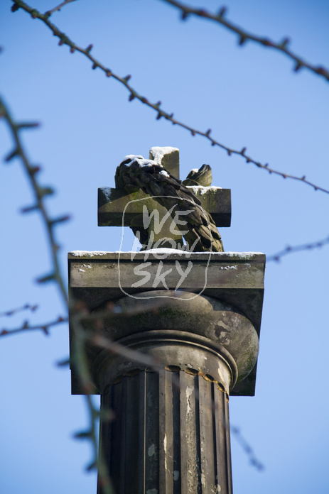 Kreuz auf Säule