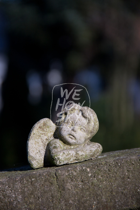 Engelsfigur auf Grabstein