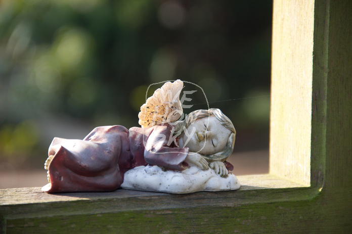 Schlafende Engel auf Grabkreuz