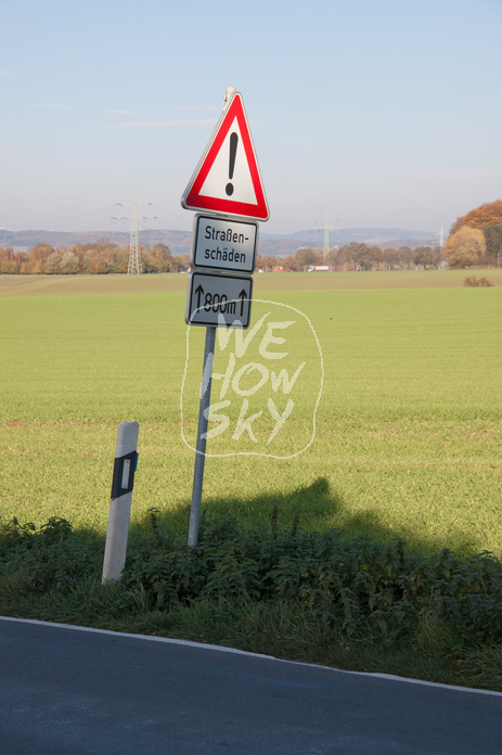 Verkehrsschild Straßenschäden