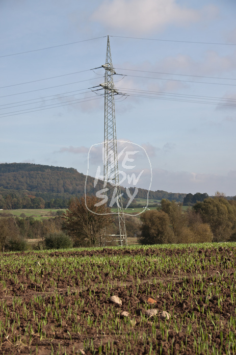 Strommast zwischen Äckern