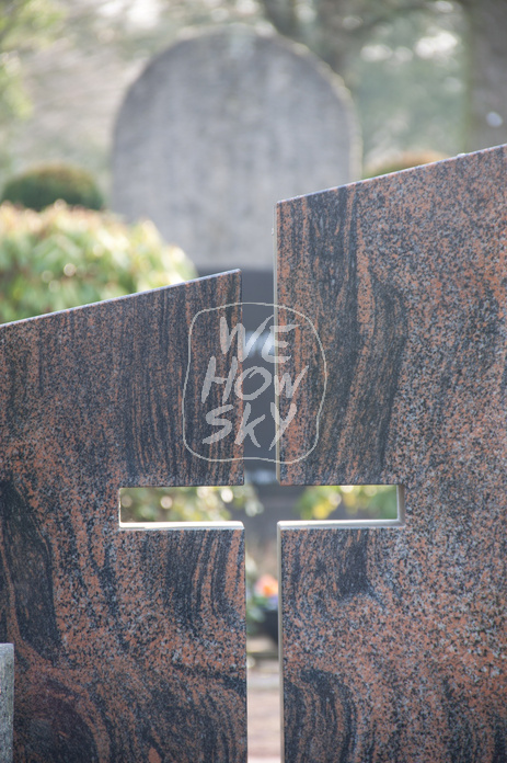 Grabstein mit Kreuz