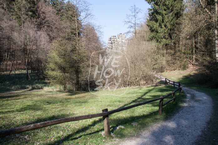 Externstein durch Bäume