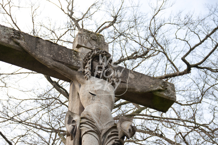 Großes Steinkreuz mit Jesusfigur