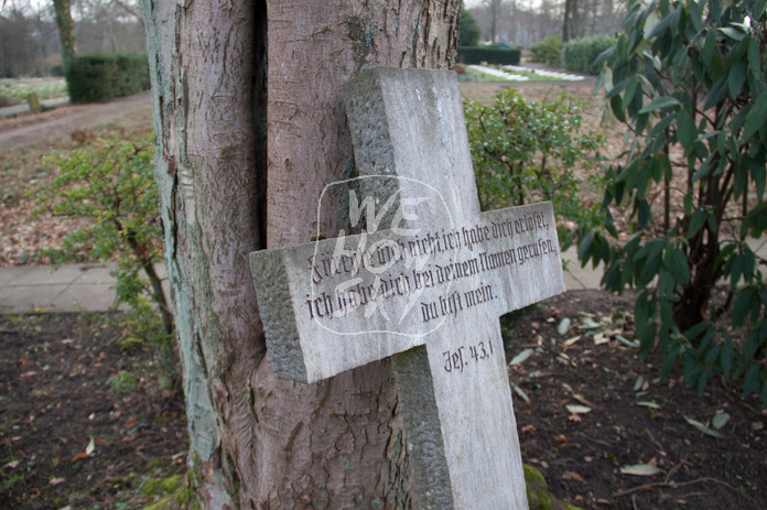 Grabkreuz mit Inschrift