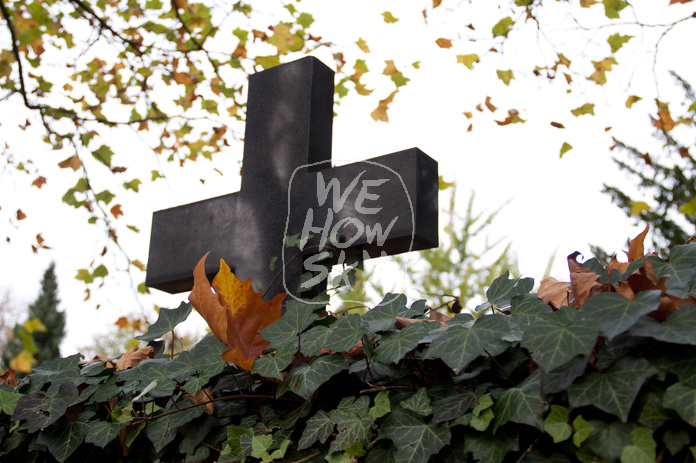 großes Steingrabkreuz