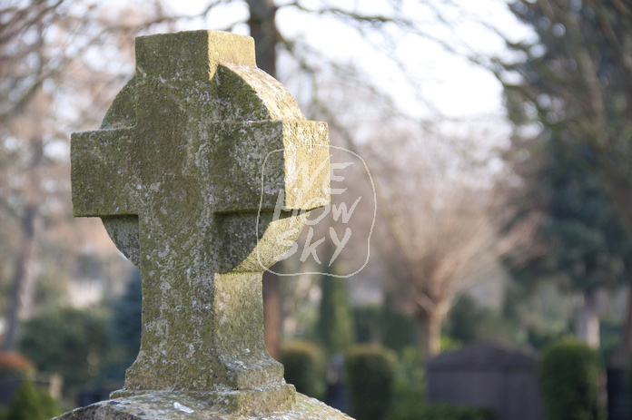 Großes altes Grabkreuz