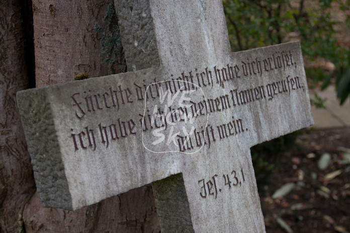 Grabkreuz mit Inschrift