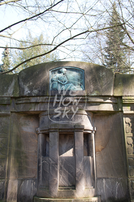 Grabstein mit Kupferrelief