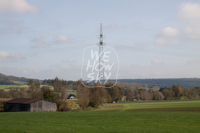 Strommast zwischen Äckern