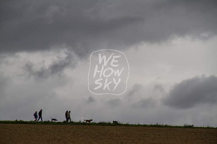 Spaziergang vor grauem Himmel