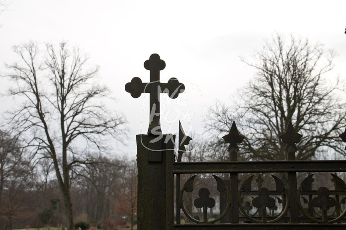 Metallkreuz Friedhofstor