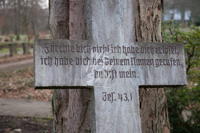 Grabkreuz mit Inschrift