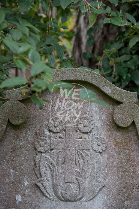 verwitterter, alter Grabstein
