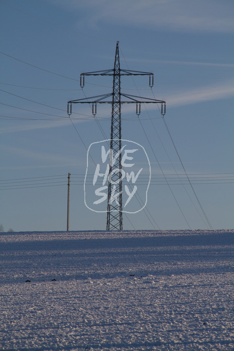 Strommast im Schnee