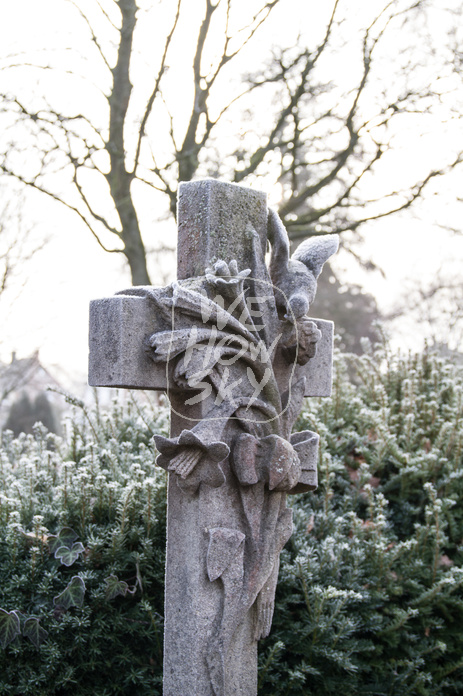 Grabkreuz mit Lilien