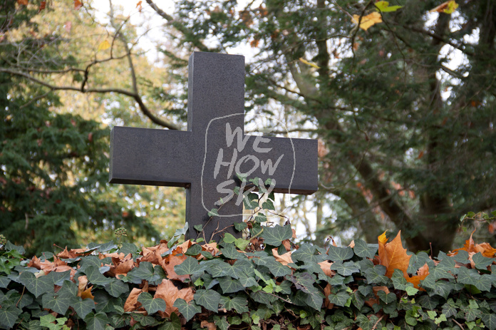 großes Steingrabkreuz