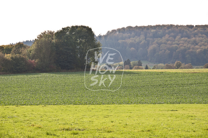 Acker vor Bergrücken