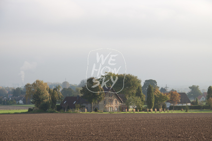 Bauernhaus hinter Acker