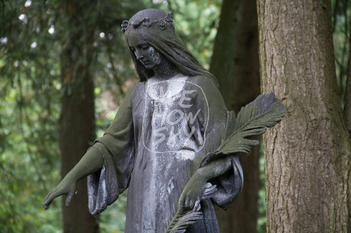 Große Frauenfigur
