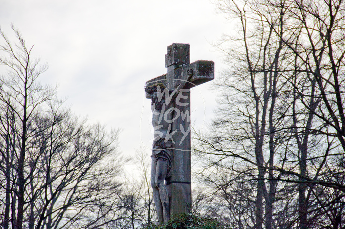 Großes Steinkreuz mit Jesusfigur
