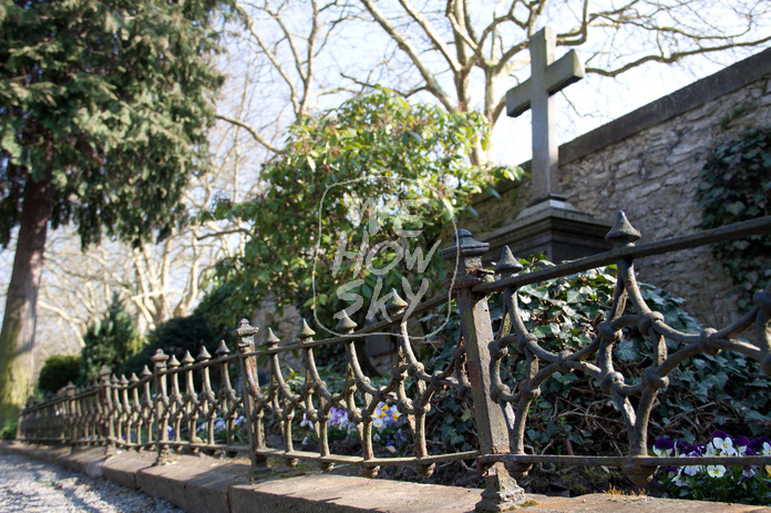 Friedhofsmauer mit Gitter