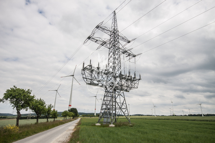 Überlandleitung vor bedecktem Himmel