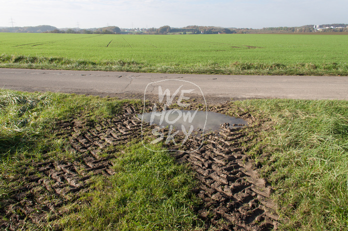 Pfütze auf Feldweg
