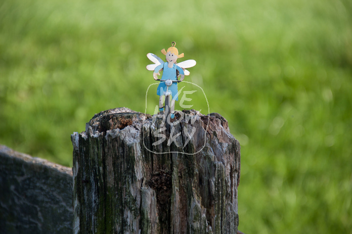 Blechfigur auf Weidezaun
