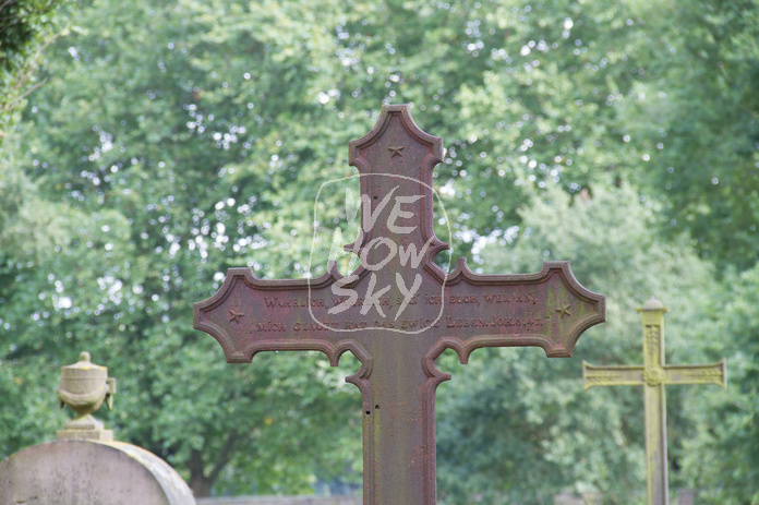 Metallkreuz mit Inschrift
