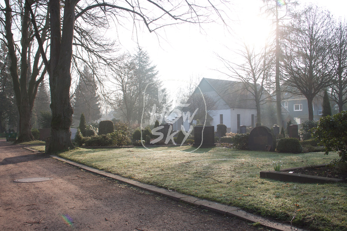 Friedhofszene mit Trauerhalle