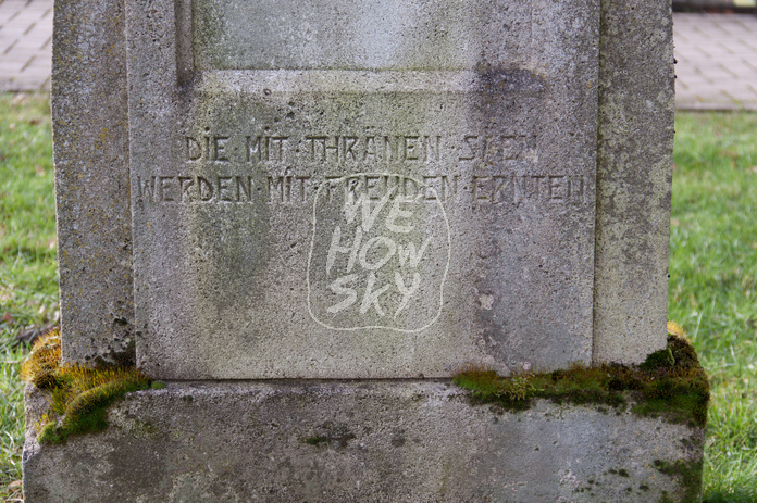 Alter Grabstein mit Inschrift