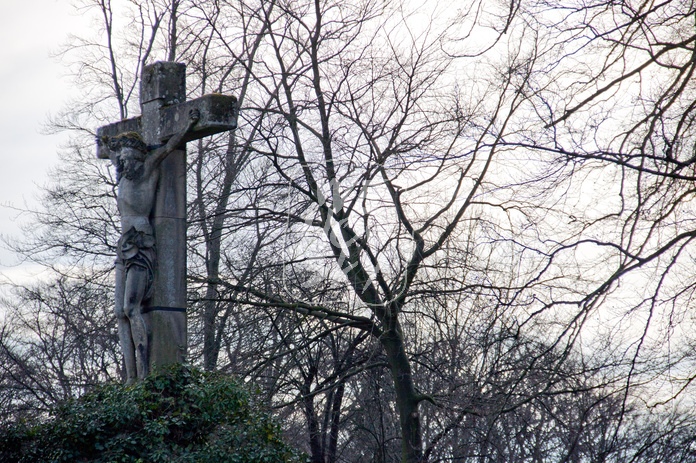 Großes Steinkreuz mit Jesusfigur