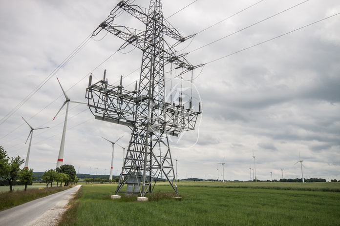 Überlandleitung vor bedecktem Himmel