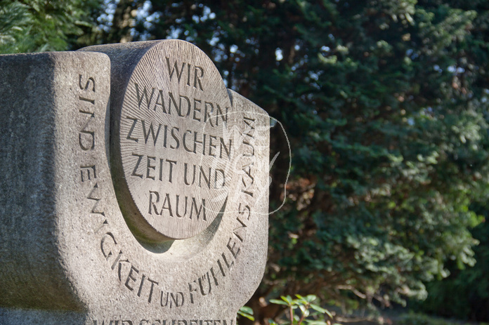 Grabstein mit Sinnspruch
