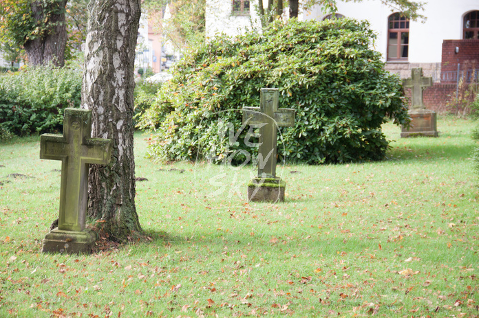 Alte Steinkreuze auf Rasen
