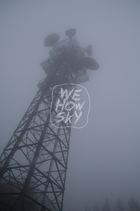 Sendemast im Nebel