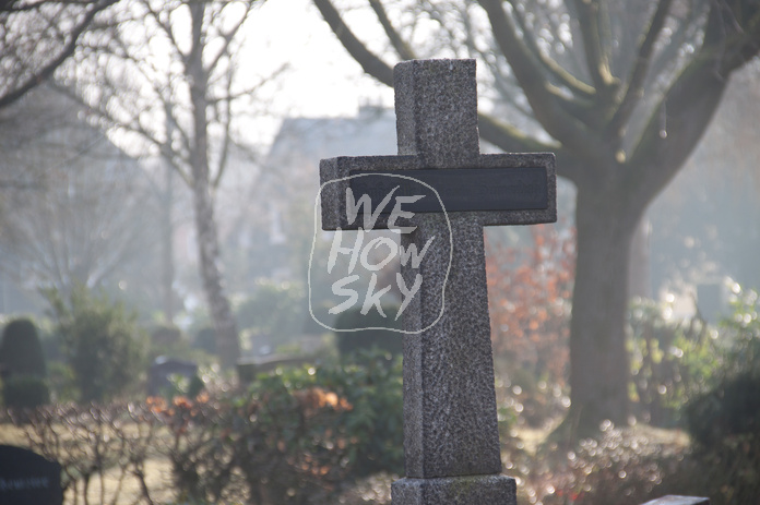 Marmorkreuz im Gegenlicht