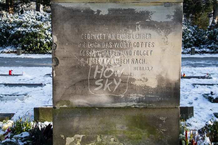 Sockel mit Inschrift