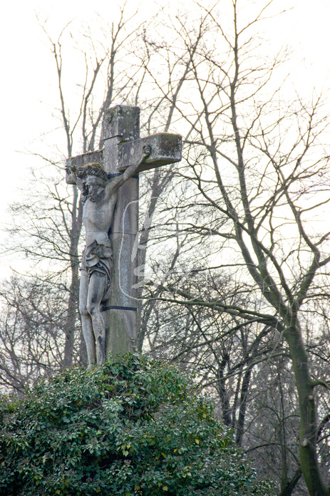 Großes Steinkreuz mit Jesusfigur