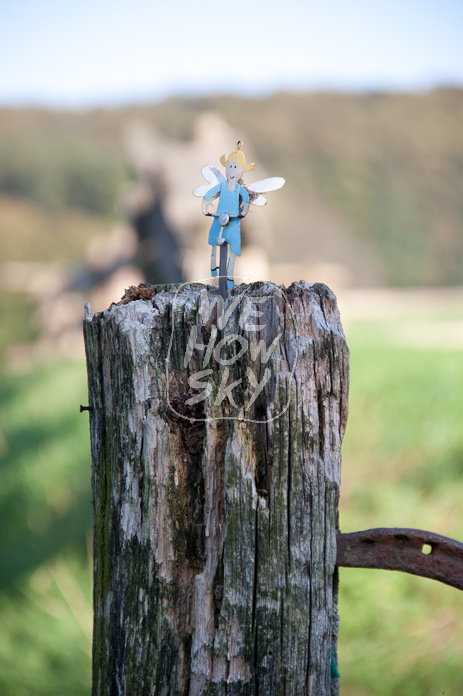 Blechfigur auf Weidezaun