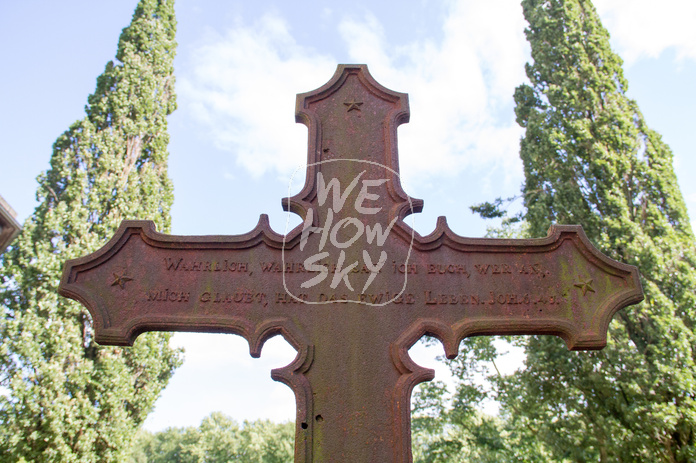 Metallkreuz mit Inschrift