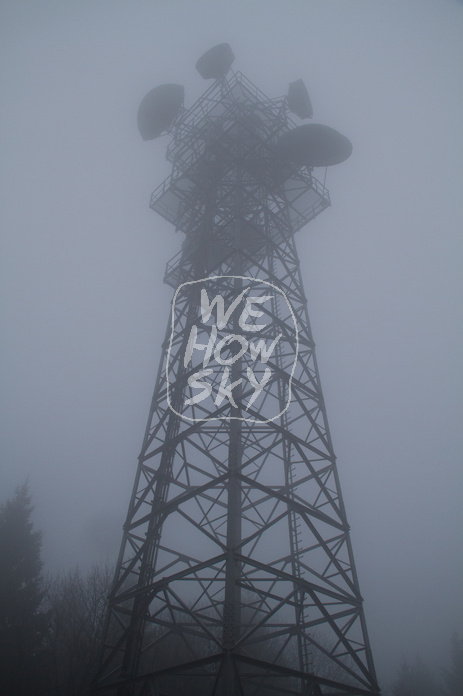 Sendemast im Nebel